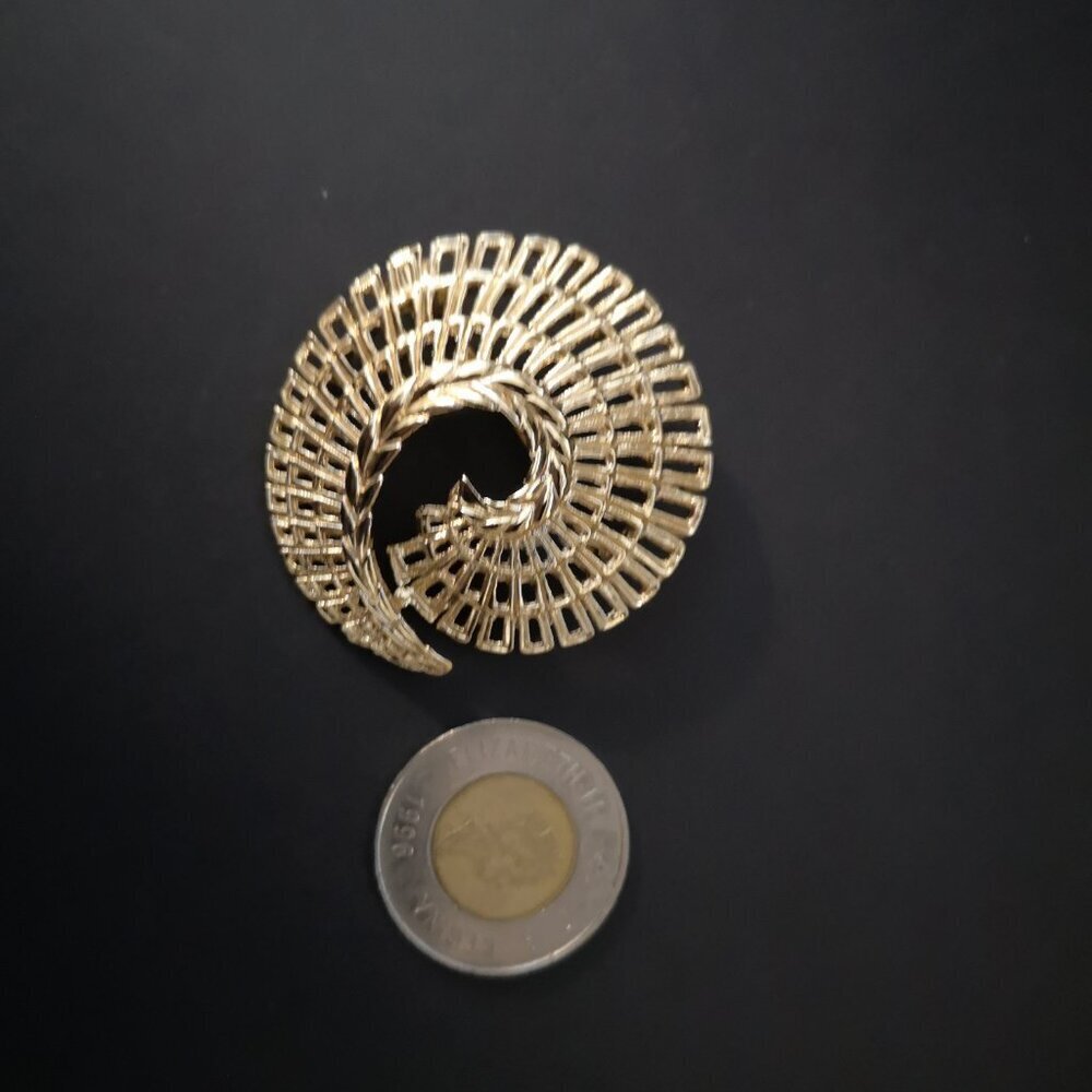 Vintage Sarah Coventry Gold Tone Swirl Openwork Brooch from 1960's - Picture 2 of 3